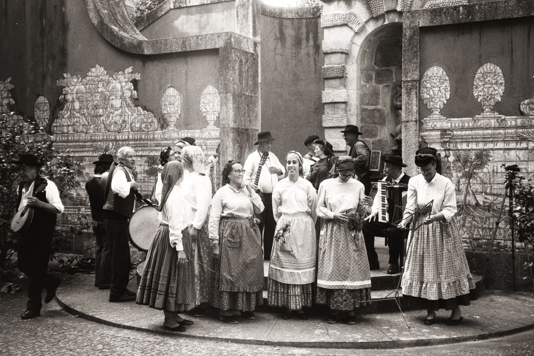 Folk dancers in traditional dress, festa