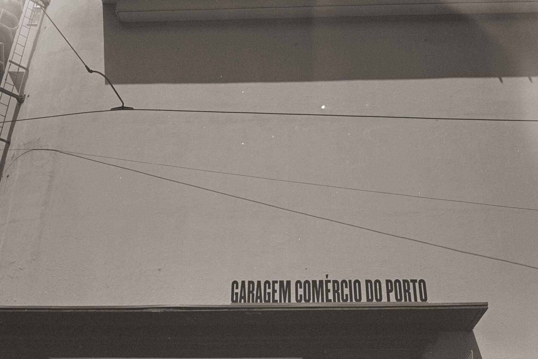 Garagem Comércio do Porto sign